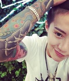 花臂男网红吃瓜,趣味横生引网友热议